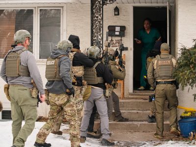ICE autoriza a sus agentes el ingreso a domicilios sin orden judicial, dice memorando