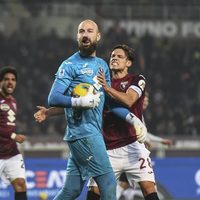 Milan se hunde en crisis tras derrota llena de errores 2-1 ante Torino en Serie A