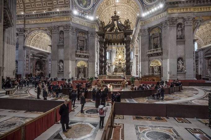 Miles de personas entran a la basílica de San Pedro para despedir a Benedicto XVI