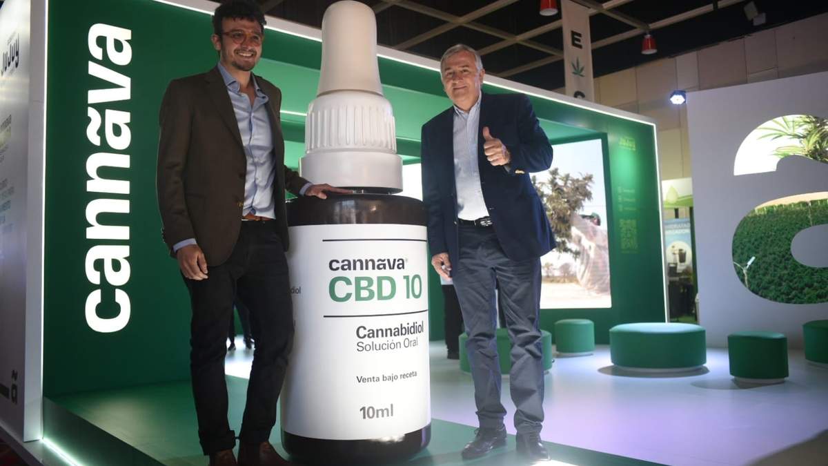 Gastón y Gerardo Morales junto a un gotero gigante de aceite de CBD10. Fuente (Infobae).