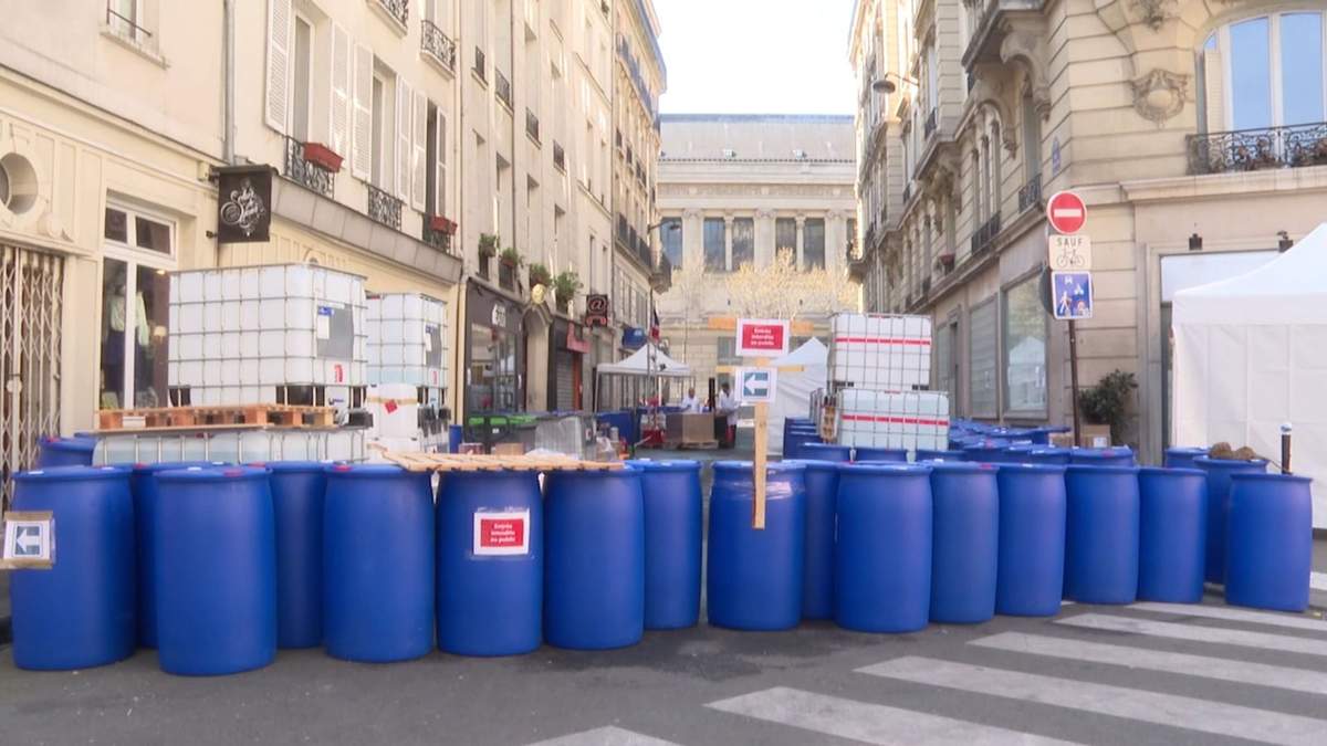 Producen alcohol en gel en plena calle de París. Fuente: (Twitter)