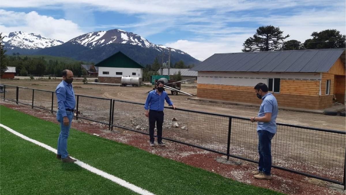 Colocación de la valla en la cancha de fútbol de césped sintético en Moquehue. Fuente: (Twitter).
