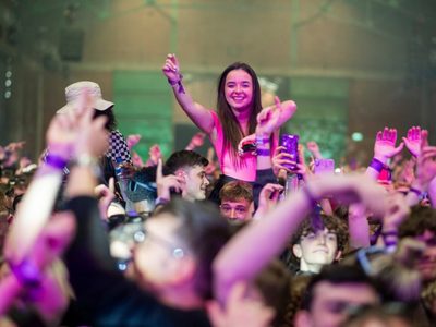 Reino Unido, rumbo a la nueva normalidad: abren la primera discoteca después de un año