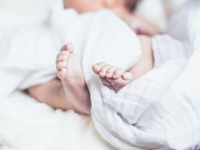 Bebé de 15 meses queda atorado en un molino de carne por horas y pierde una mano
