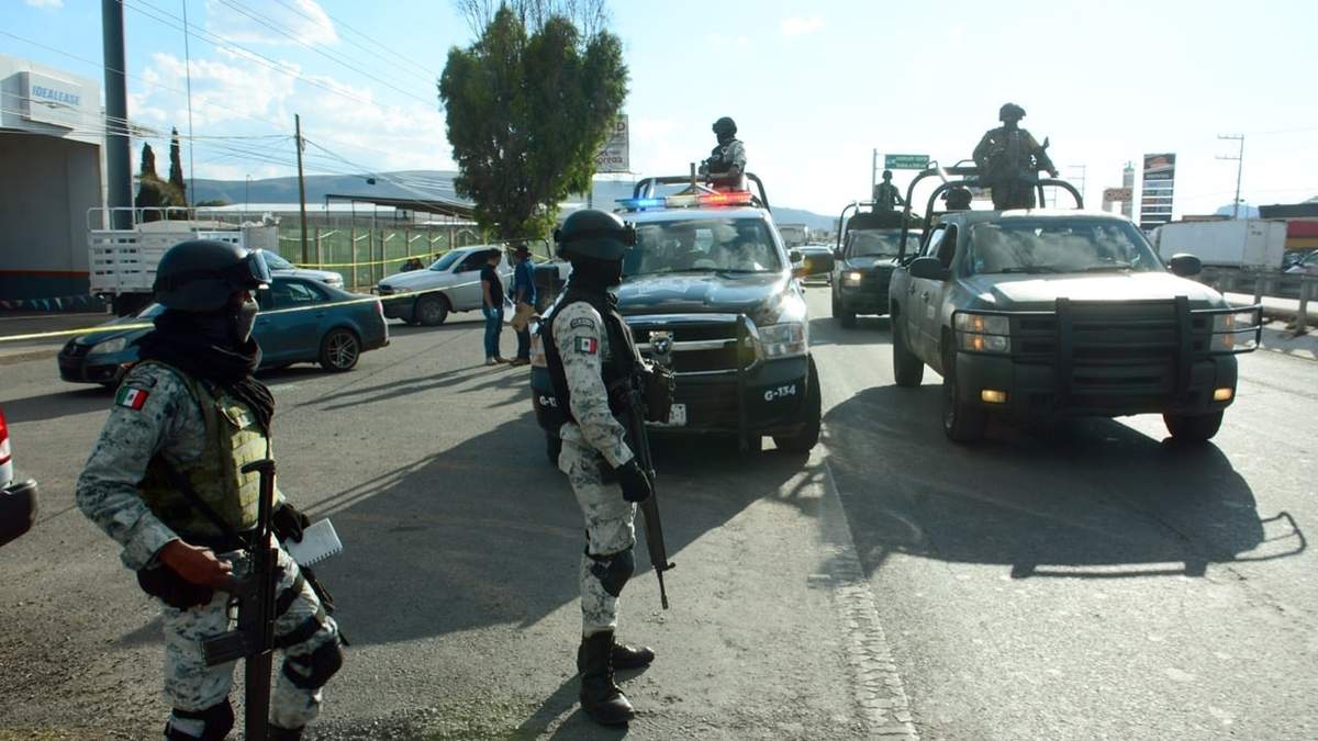 Agentes de la Guardia Nacional custodian zona donde se encontraron ocho cuerpos en Zacatecas