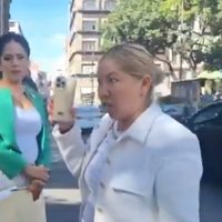 Regidora de Cuautla confronta a reporteras que documentaban su dispositivo de seguridad (Video)
