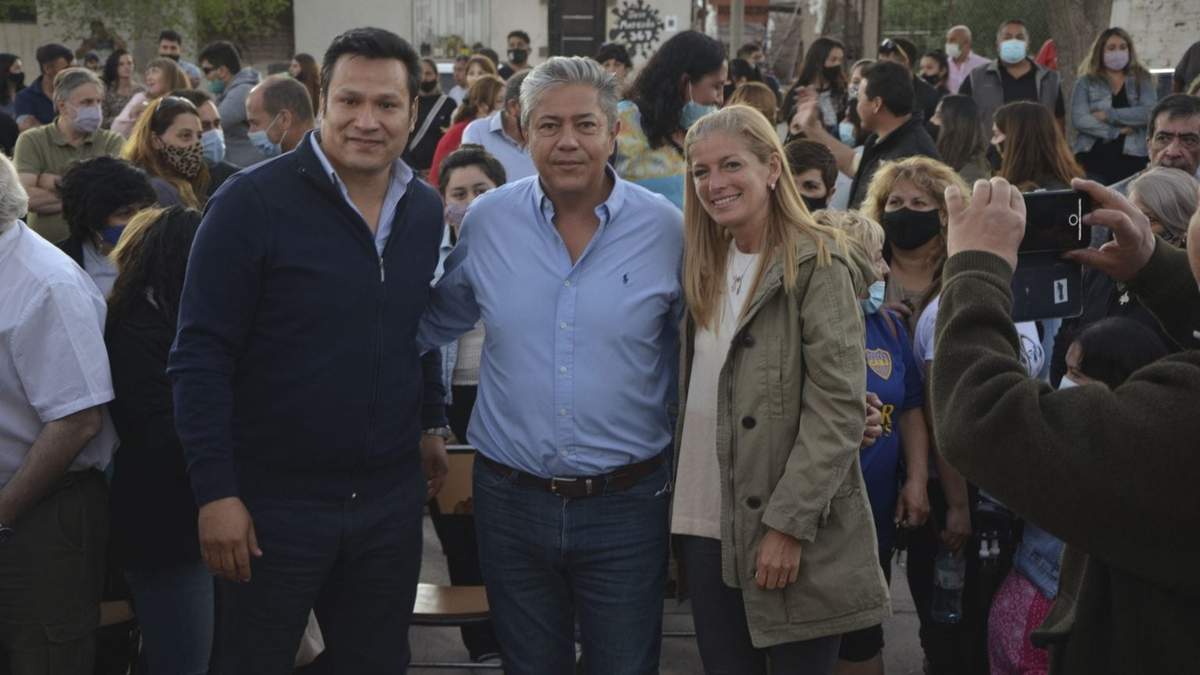 Rolando Figueroa junto a Luciana Ortiz Luna y Osvaldo Llancafilo. Fuente: (Twitter)