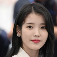 Sorprendió a todos: el gesto de IU hacia los protestantes en contra de Yoon Suk-yeol