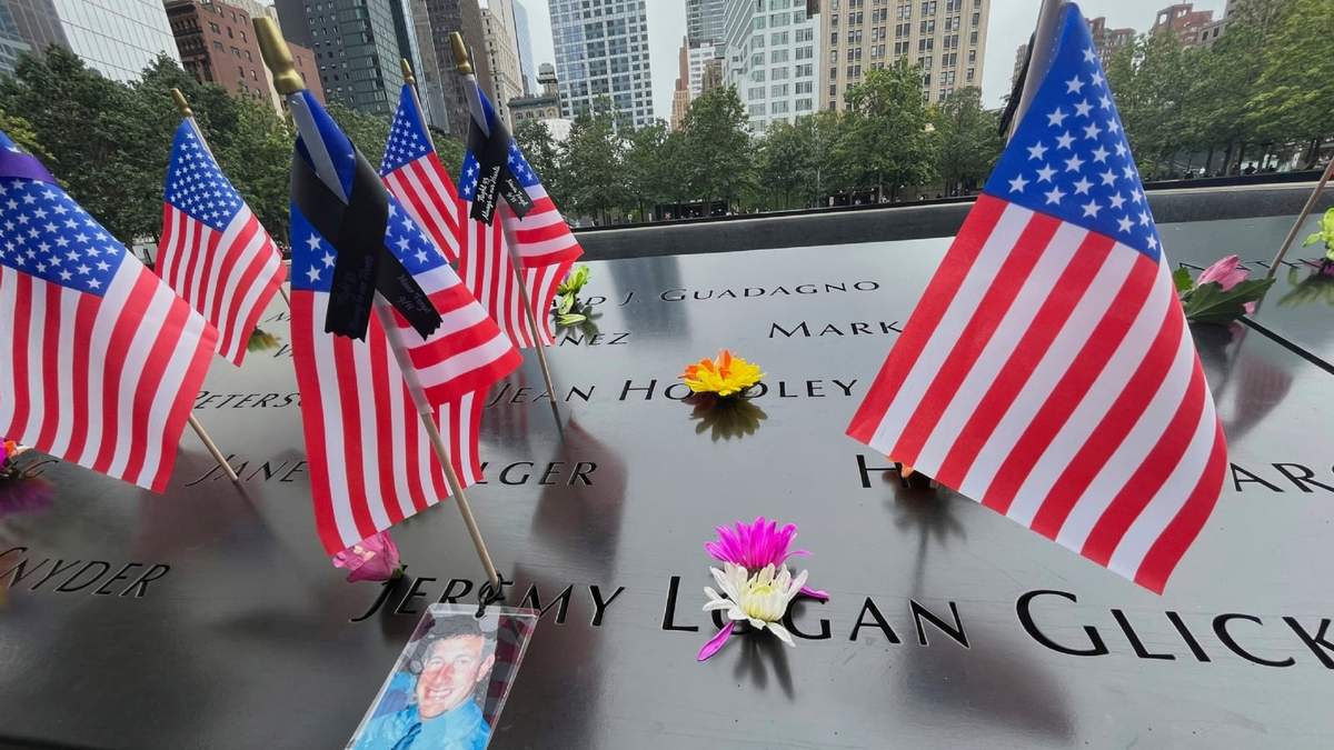 Banderas y flores en el Monumento Nacional del 11 de Septiembre en Nueva York, el miércoles 10 de septiembre de 2025