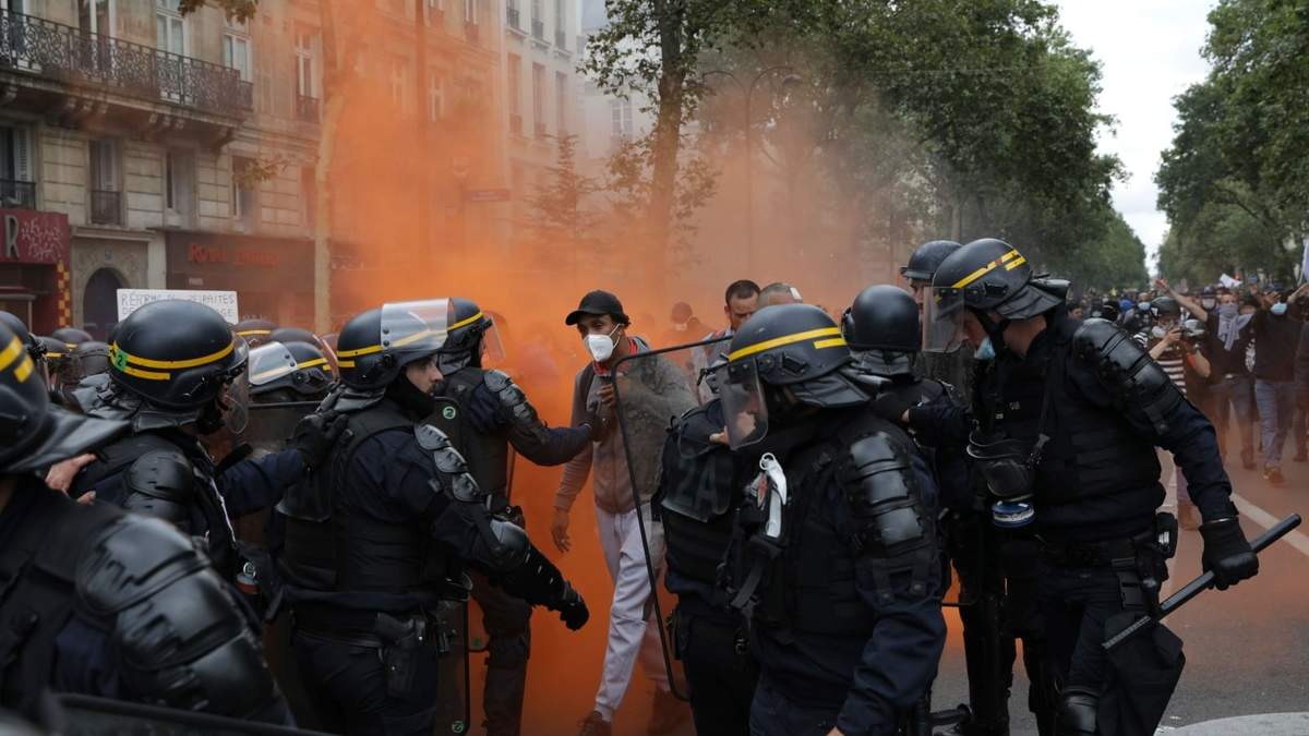 La policía lanzó gas lacrimógeno contra manifestantes en París