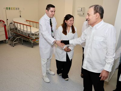 Gobernador Durazo impulsa capacitación a médicos con mil becas para fortalecer atención a la salud