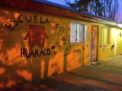 Goteras por todos lados, baños inundados y cables deteriorados en la Escuela 149 de Huaraco