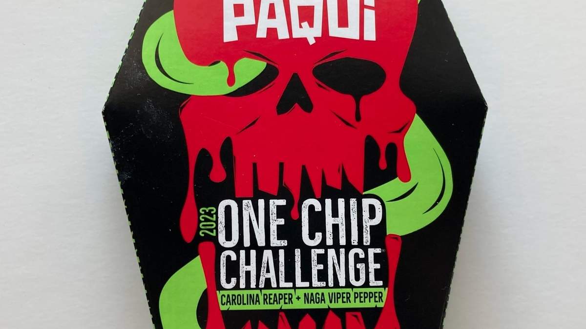 Un paquete de frituras picantes Paqui OneChipChallenge