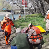 Personal de Prefectura Naval Argentina rescató a una mujer de las aguas del río Limay