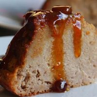 Si tenés medialunas de hace unos días en casa, no las tires: prepará este budín de pan en menos de 1 hora