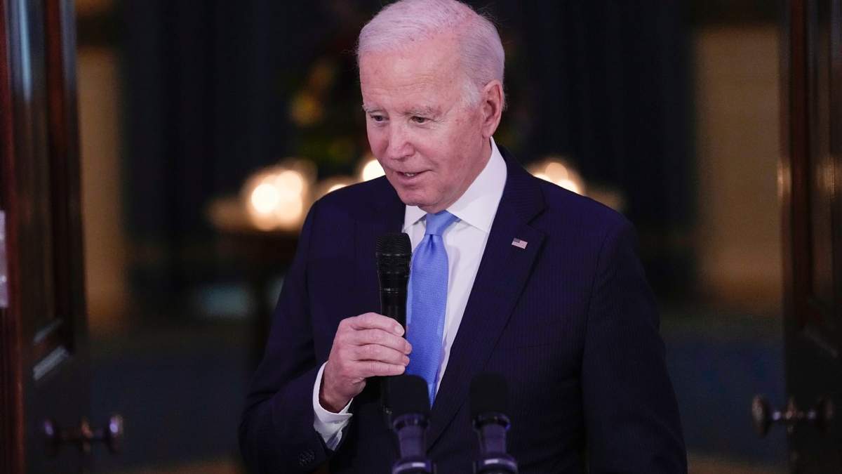 El presidente Joe Biden habla antes de una cena con mandos militares en el Cross Hall de la Casa Blanca en Washington, el miércoles 3 de mayo de 2023