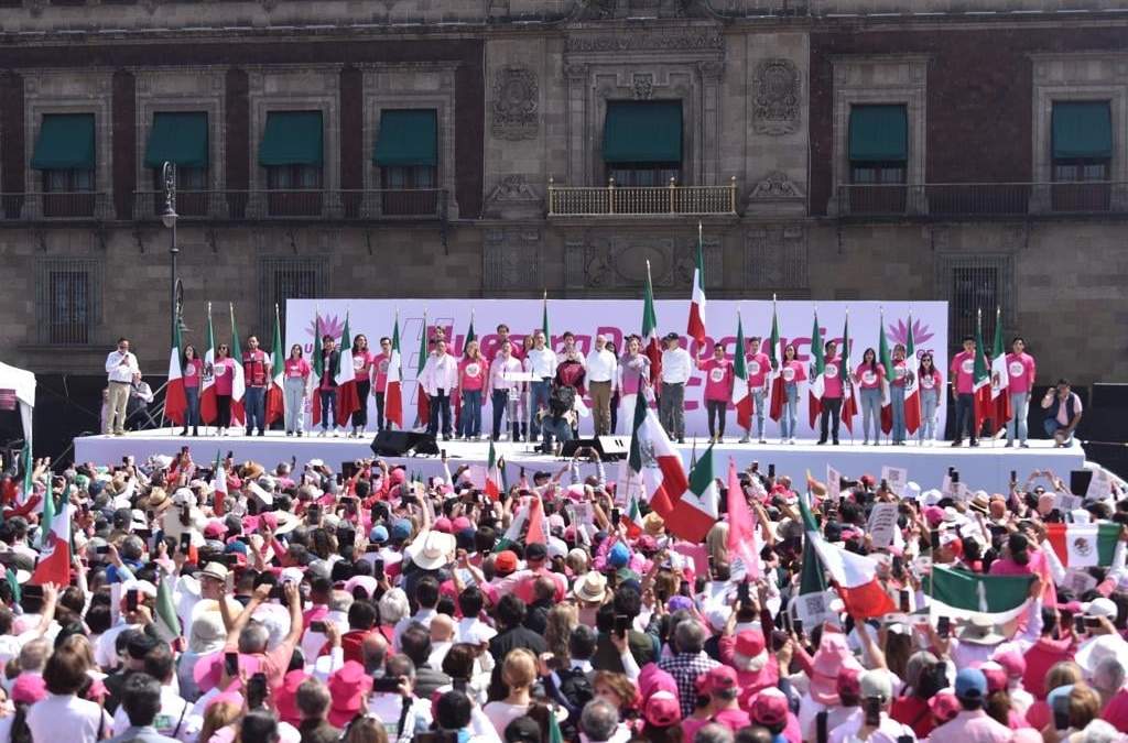 Manifestantes frente al Palacio Nacional