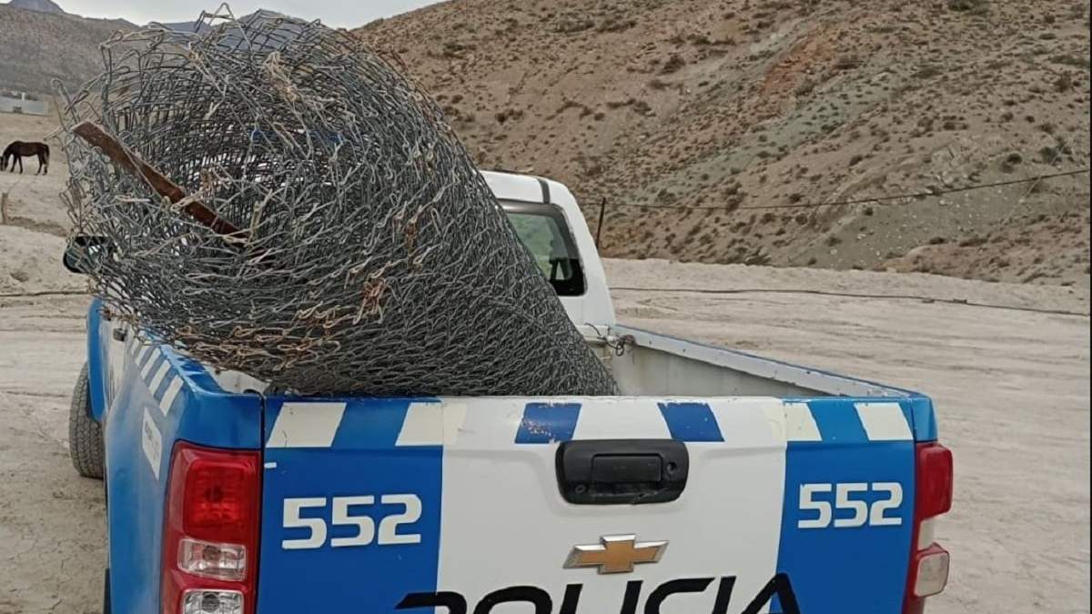 Rollos de alambre romboidal recuperado en Chos Malal. Fuente: (Facebook)