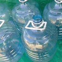 Si tenés bidones de agua vacíos, guardalos y creá este genial proyecto para organizar tu cocina en minutos