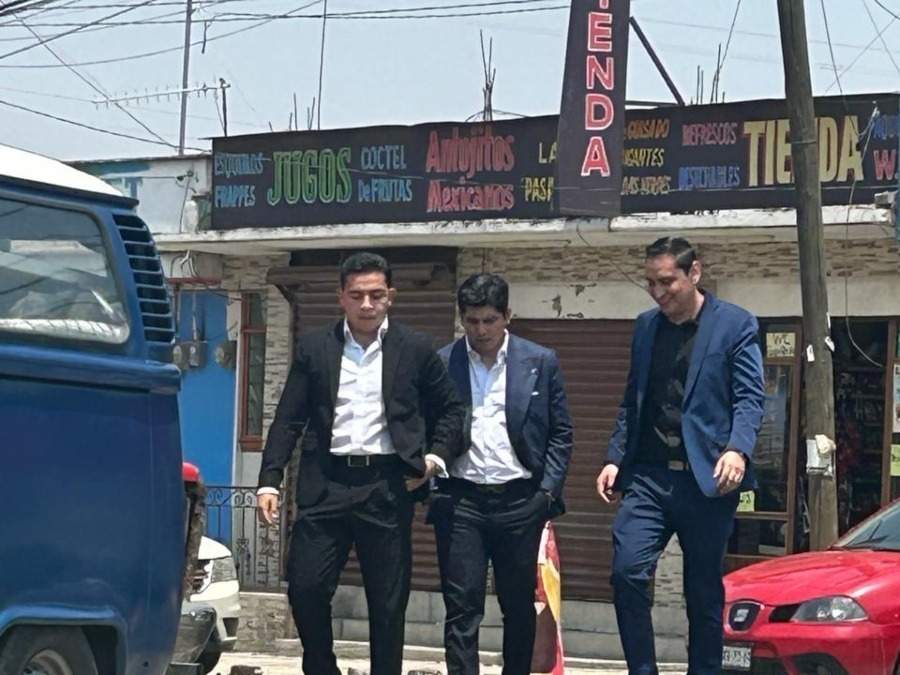 Ángel Garduño, rector de la Universidad Autónoma de Chapingo y sus abogados al llegar a los juzgados de Control en el penal "Molino de Flores" en Texcoco, Estado de México.