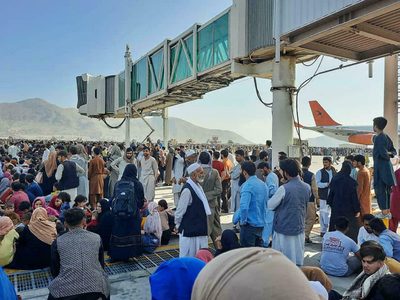 Caos en el aeropuerto de Kabul: las imágenes de quienes buscan huir desesperadamente de Afganistán