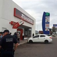 Viven 210 minutos de tensión en banco de Hermosillo tras toma de rehenes; abaten al agresor (Videos)