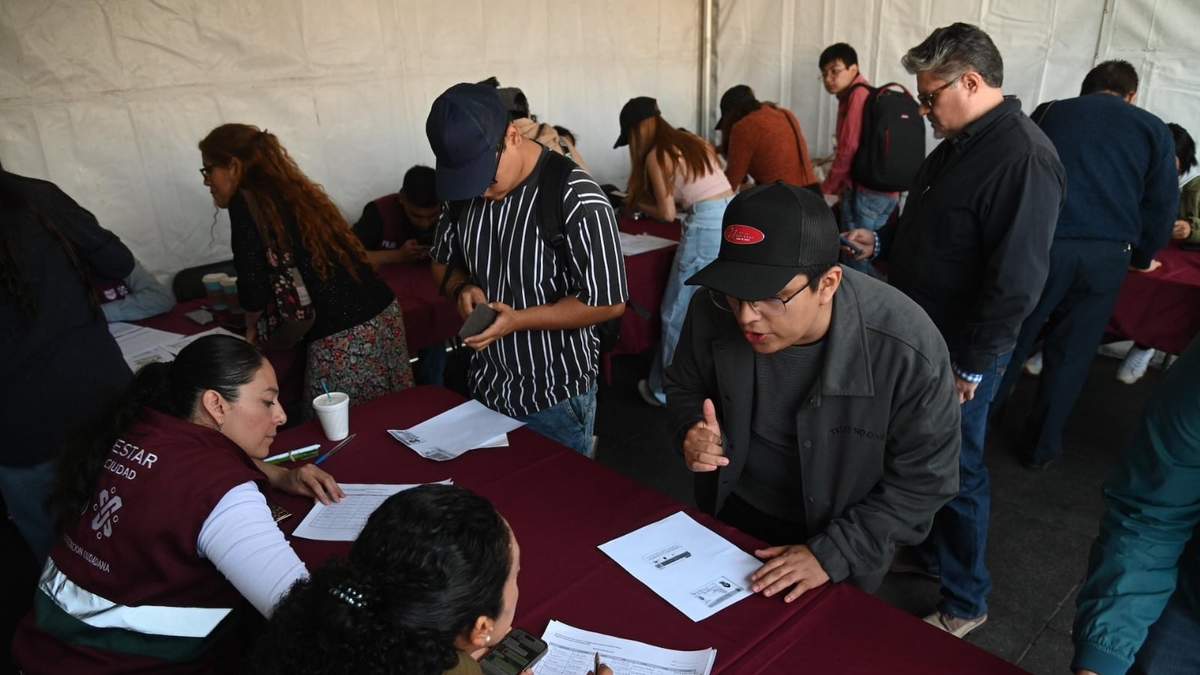 Primera entrega de la “Beca para Transporte: Universitarios en Movimiento” en CDMX