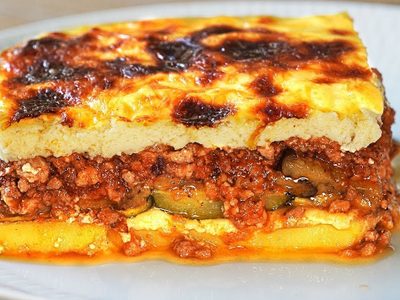 Musaka: la receta griega saludable y económica que se va a transformar en tu caballito de batalla en la cocina