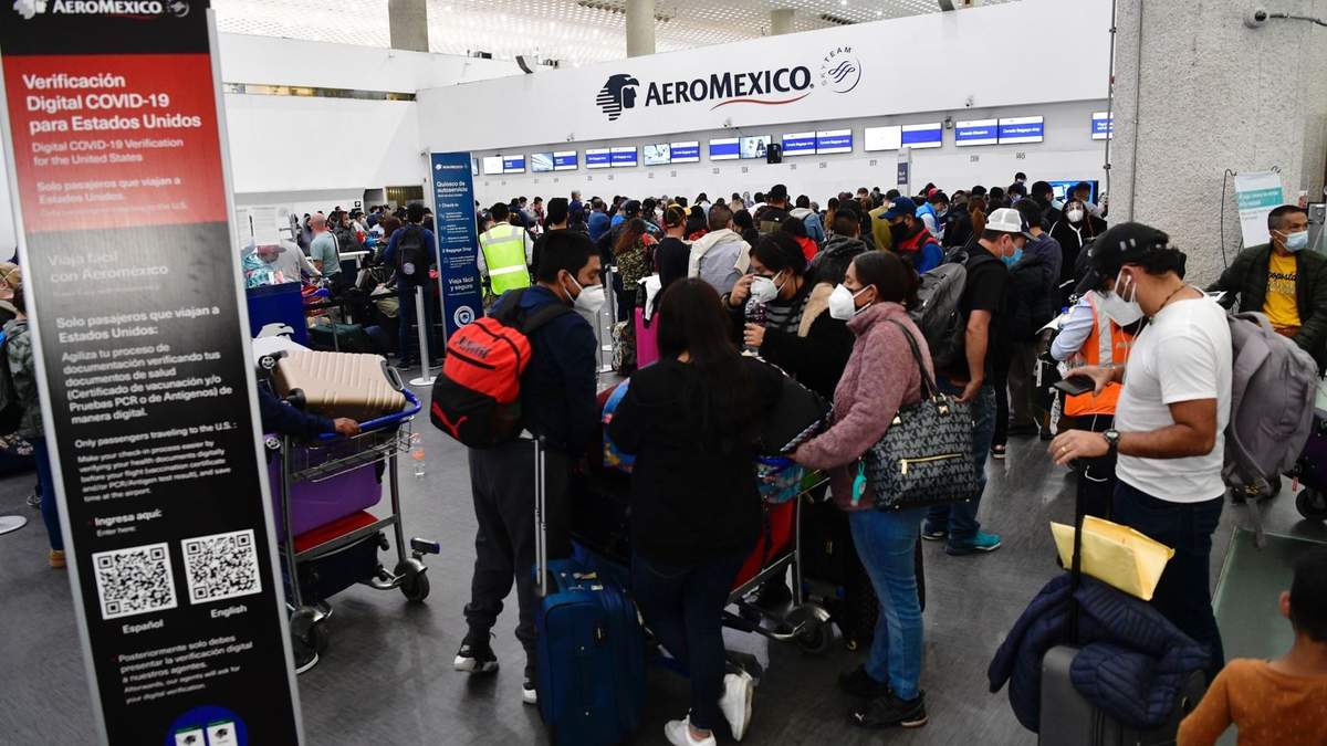 Largas filas en los mostradores de Aeroméxico en la Terminal 2 del AICM
