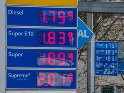 Suben precios del petróleo por interrupciones en el estrecho de Ormuz ante ataques de EU vs Irán