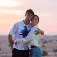 En los brazos de Cristiano: Georgina Rodríguez enamora con este dos piezas "como el mar azul"