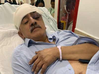 Líder sindical reaparece en camilla tras golpiza durante trifulca en sindicato de Pemex