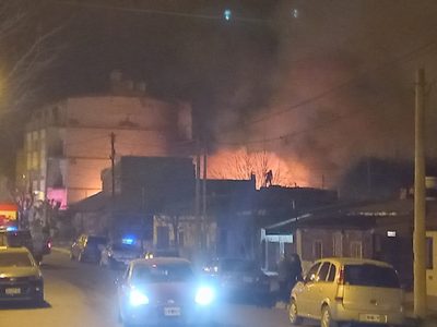 Una familia quedó en la calle por un voraz incendio en barrio Sapere