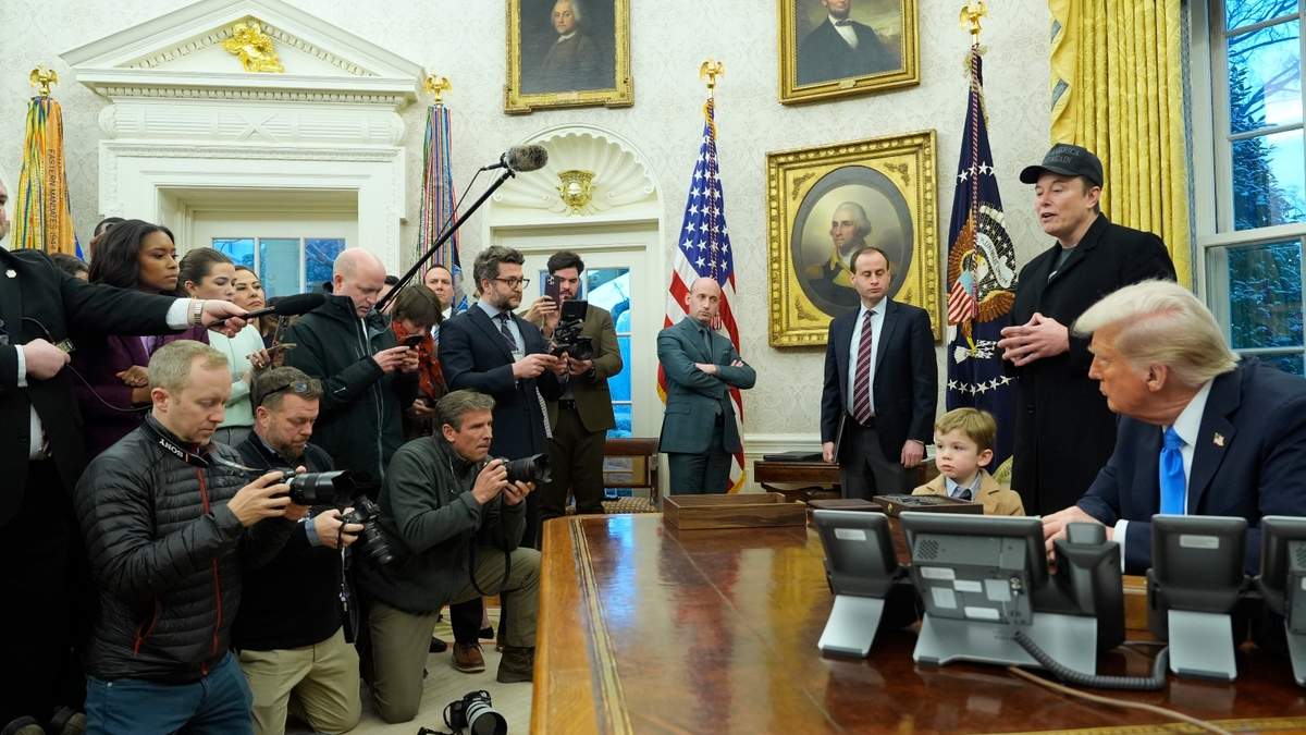 Elon Musk habla durante un evento en el Despacho Oval mientras el presidente de EU, Donald Trump, y el hijo de Musk, X Æ A-Xii, escuchan