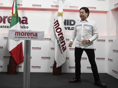 Mario Delgado se vuelve tendencia por bailar a Timbiriche (Video)