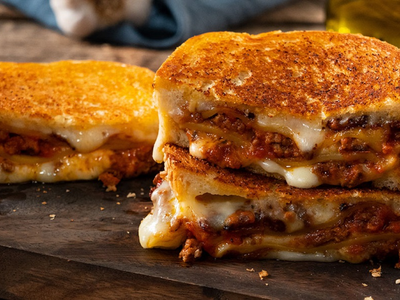Sándwich lasaña: con solo 3 rebanadas de pan lactal y estos ingredientes, prepará esta receta bomba