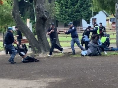 Batalla campal en la Plaza de los Pioneros Villa La Angostura durante la salida de un boliche