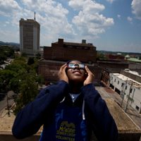 Recomendaciones para ver el próximo eclipse solar sin riesgos
