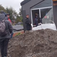 Una mujer sin techo ingresó junto a sus hijos a una vivienda en Villa La Angostura