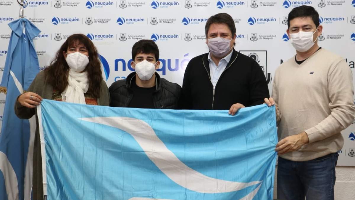 El nadador neuquino y el intendente Mariano Gaido exhiben la bandera de la ciudad. Fuente: (Twitter)