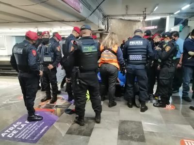 Un convoy del Metro golpea en la cabeza a un policía