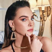 ¡Ojo acá! A Belinda la traiciona la prenda y... ¡Cubrió lo que pudo!