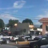 Comuneros de Caltzontzin y miembros de la CNTE apedrean a policías para defender bloqueo