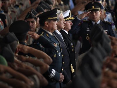 De AMLO a las Fuerzas Armadas, insólitos premios