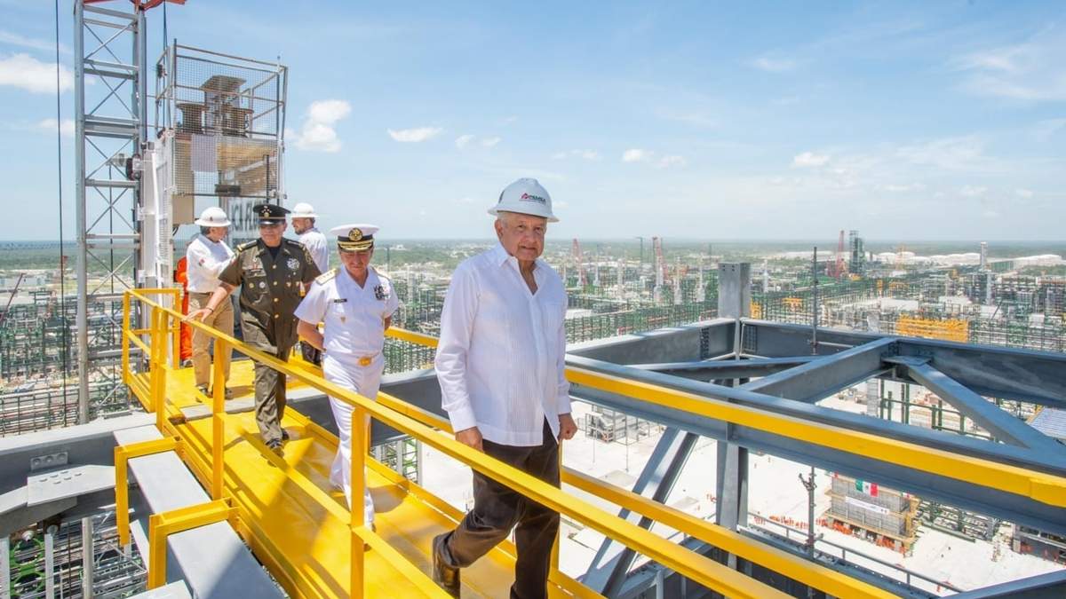 El presidente López Obrador en la refinería de Dos Bocas