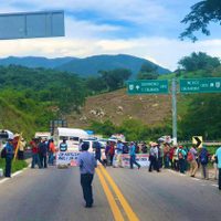 Gobierno de Guerrero desaloja a campesinos que bloqueaban autopista del sol para exigir fertilizante