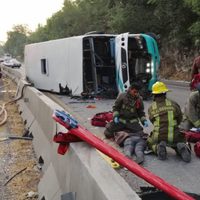 Volcadura de autobús en Morelia deja una mujer muerta y 35 heridos