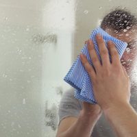 Si estás cansado de las marcas de huellas en los espejos, esta mezcla mágica te va a solucionar la vida