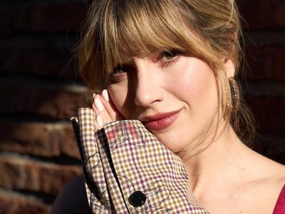 Laurita Fernández se lució con un look urbano chic y tacos rojos de alto impacto