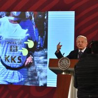 "Para que se vea el nivel": AMLO exhibe insulto en su contra durante la marcha opositora